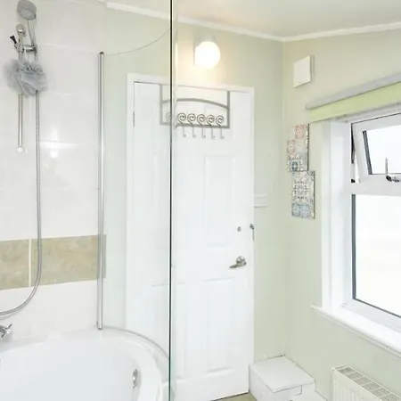 4 Bed Terraced House In Staple Hill Free Parking * Бристоль