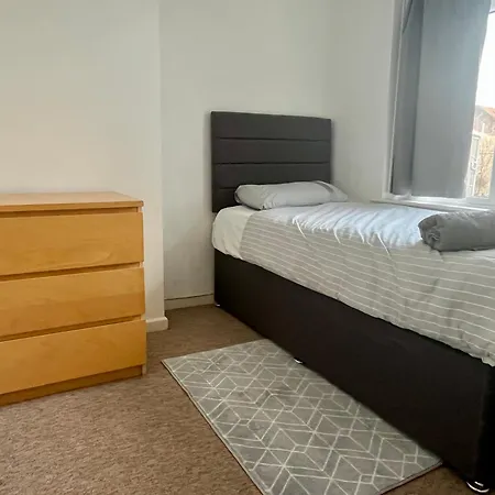 דירה 4 Bed Terraced House In Staple Hill Free Parking בריסטול