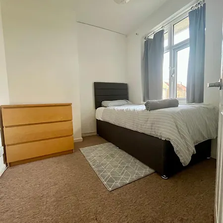 4 Bed Terraced House In Staple Hill Free Parking Daire *