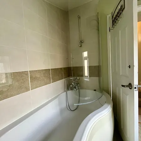 4 Bed Terraced House In Staple Hill Free Parking