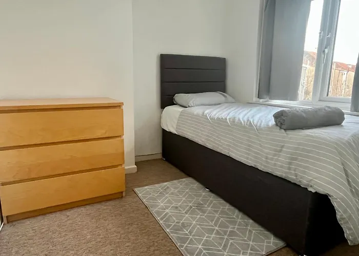 דירה 4 Bed Terraced House In Staple Hill Free Parking בריסטול