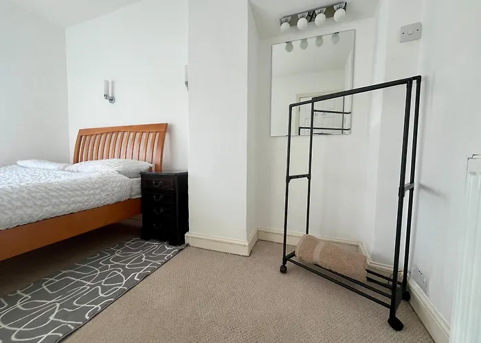 4 Bed Terraced House In Staple Hill Free Parking Daire