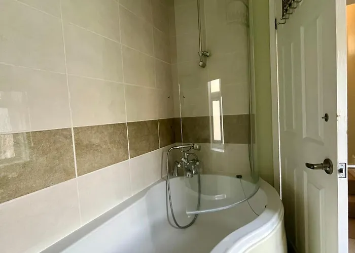 4 Bed Terraced House In Staple Hill Free Parking